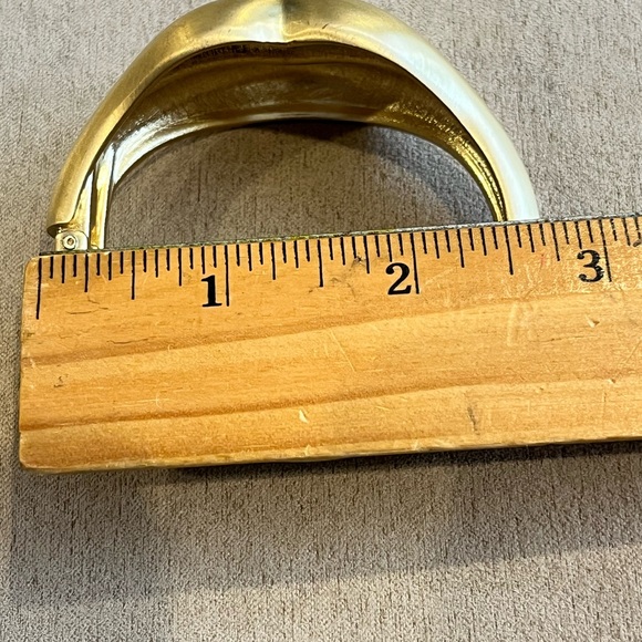 NWOT gold and rhinestone Hot Lips clamper hinged bracelet - Picture 6 of 6